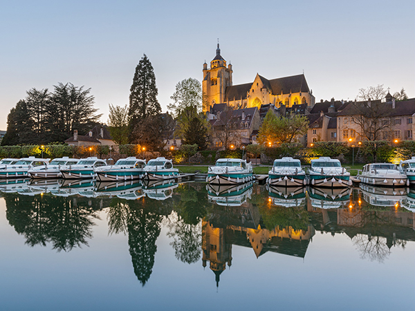 Dole, Canal du Rhône au Rhin et collégiale © Stéphane Godin/Jura Tourisme